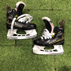 Junior Bauer Supreme M40 Hockey Skates Regular Width Size 1.5 (Used)