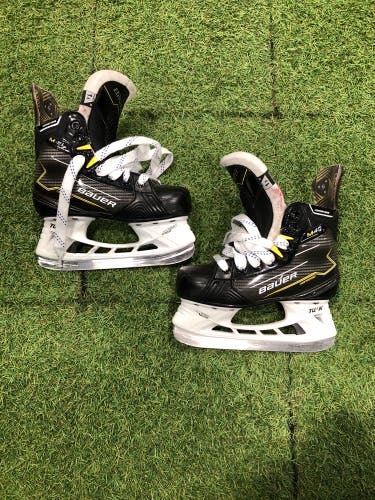 Junior Bauer Supreme M40 Hockey Skates Regular Width Size 1.5 (Used)