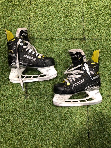 Junior Bauer Supreme S35 Hockey Skates Regular Width Size 1 (Used)