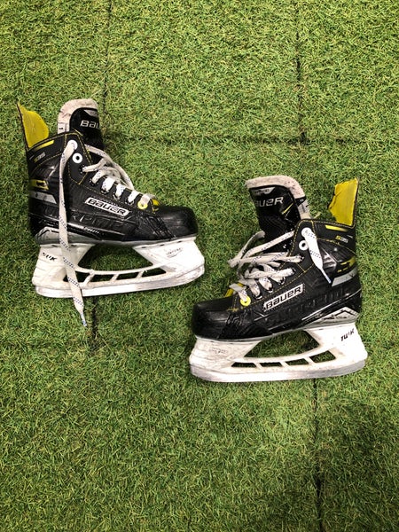 Junior Bauer Supreme S35 Hockey Skates Regular Width Size 1 (Used)
