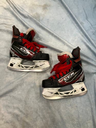 Junior CCM JetSpeed FT480 Hockey Skates Regular Width Size 2.5 (Used)