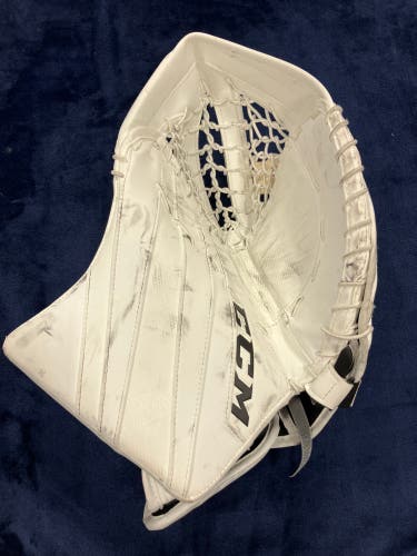 White Intermediate CCM Extreme Flex E5.9 Goalie Gloves & Blockers Regular (Used)