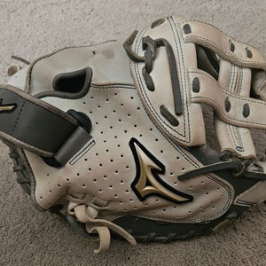 Mizuno RH throw Catcher's Prime Elite Softball Glove 34" (Used)