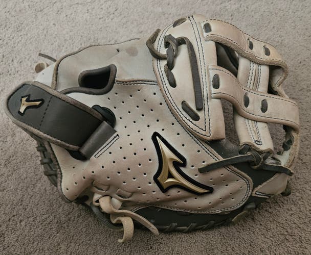 Mizuno RH throw Catcher's Prime Elite Softball Glove 34" (Used)