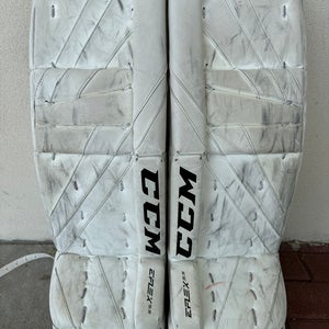 White 28" Junior CCM Extreme Flex 5.5 Goalie Leg Pads (Used)