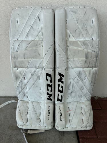 White 28" Junior CCM Extreme Flex 5.5 Goalie Leg Pads (Used)