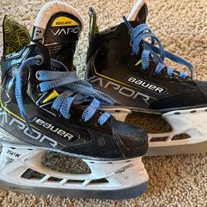 Bauer Vapor Hockey Skates Regular Width Size 1.5 (Used)