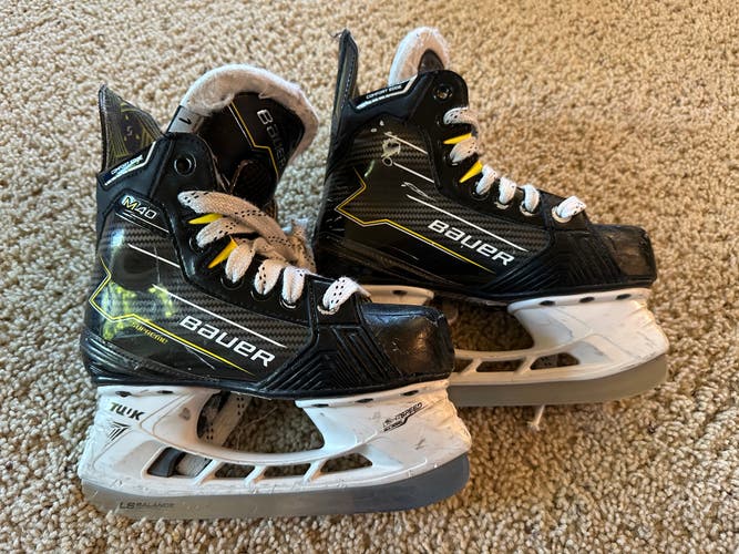 Bauer Supreme M40 Hockey Skates Regular Width Size 1 (Used)