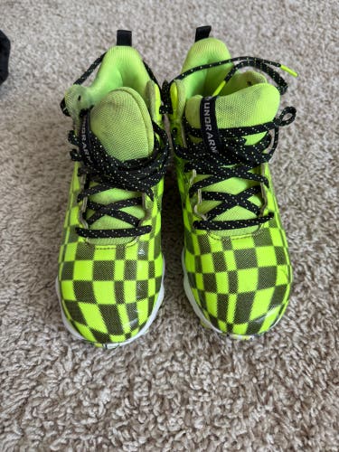 1Y (Big Kids / Youth) Under Armour Football Cleats (Used)