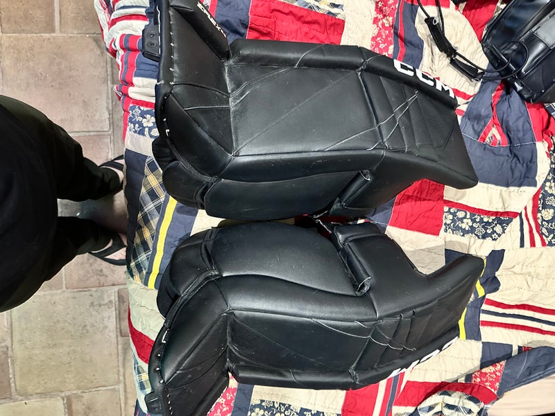 30" 2022 Bauer Supreme M5 Pro Goalie Leg Pads (Used)