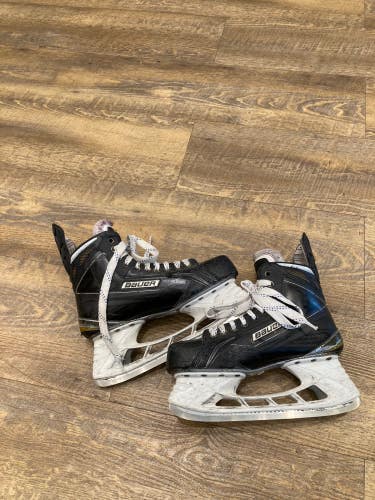 Senior Bauer Supreme Matrix Hockey Skates Regular Width 8.5 (Used)