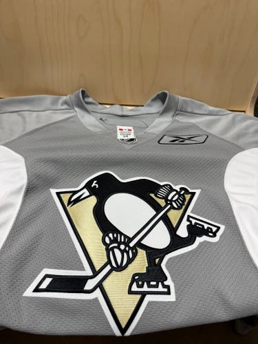 Pittsburgh Penguins Pro Stock Gray Size 54 Men's Reebok Practice Jersey (New)