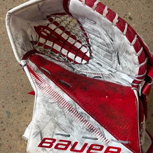 Red/White Senior Bauer Supreme S29 Goalie Glove Regular (Used)
