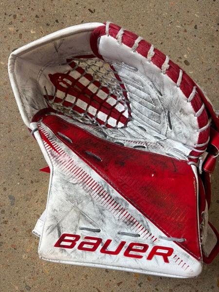 Red/White Senior Bauer Supreme S29 Goalie Glove Regular (Used)