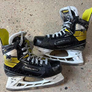 Junior Bauer Supreme 3S Hockey Skates Regular Width Size 3.5 (Used)