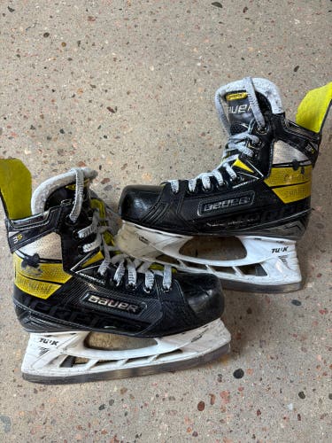 Junior Bauer Supreme 3S Hockey Skates Regular Width Size 3.5 (Used)