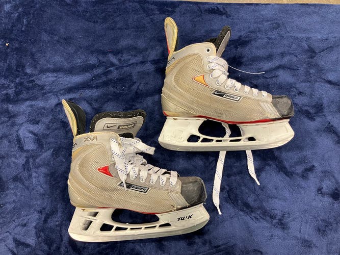 Senior Bauer Vapor XVI Hockey Skates Regular Width 9.5 (Used)
