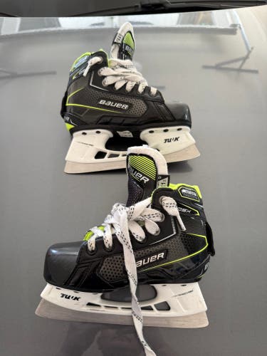 Youth Bauer GSX Hockey Goalie Skates Regular Width 11.5 (Used)