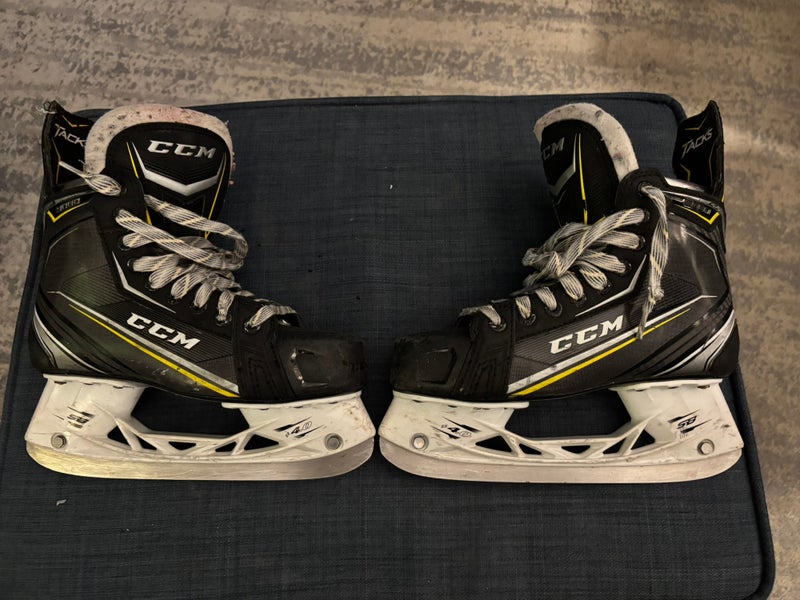 CCM Tacks 9080 Hockey Skates Size 5 - Regular Width (Used)