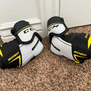 Junior Medium CCM Tacks 9060 Elbow Pads (Used)