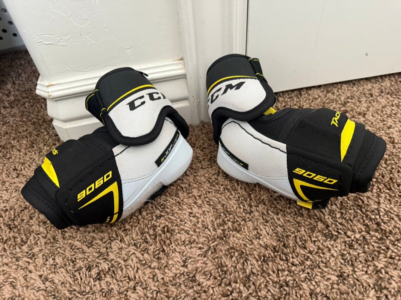 Junior Medium CCM Tacks 9060 Elbow Pads (Used)