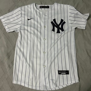 White Medium Kids Unisex Nike Jersey (Used)