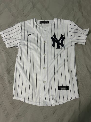 White Medium Kids Unisex Nike Jersey (Used)