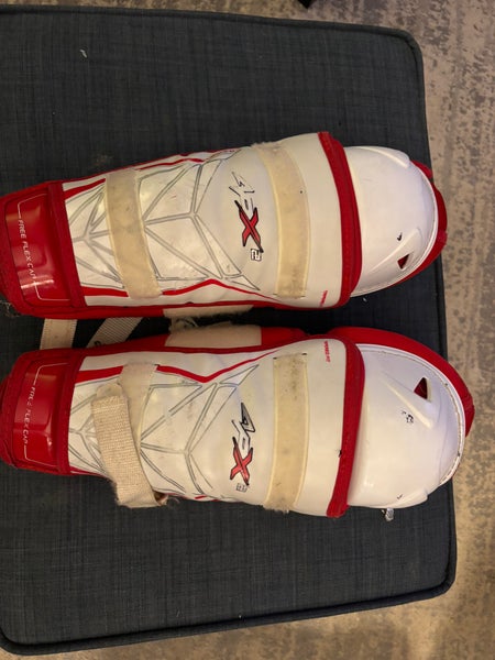 Intermediate Bauer Vapor 12" APX Shin Pads (Used)