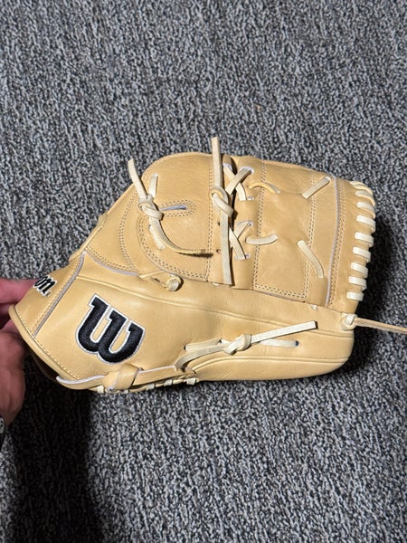 2025 Wilson A2000 RH Pitcher's Baseball Glove 12" (New)
