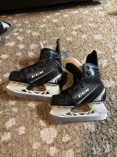 CCM Tacks 9040 Hockey Skates 9 (Used)