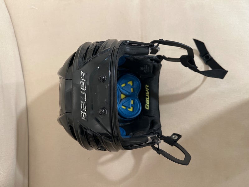 Medium Bauer Re-Akt 150 Helmet (Used)