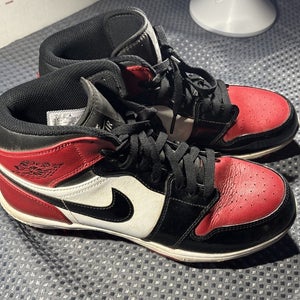 Nike Jordan 1 Football Cleats Patent Leather Bred FJ6805-601 Size 9 Red Toe