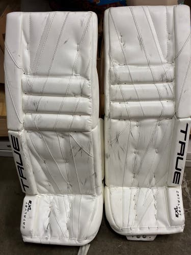 INT True Catalyst 7x3 30" +2 Goalie Leg Pads