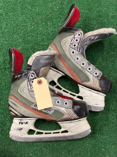 Junior Bauer Vapor X4.0 Hockey Skates Regular Width Size 1.5 (Used)