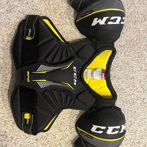 Large Junior CCM Tacks 9040 Shoulder Pads (Used)