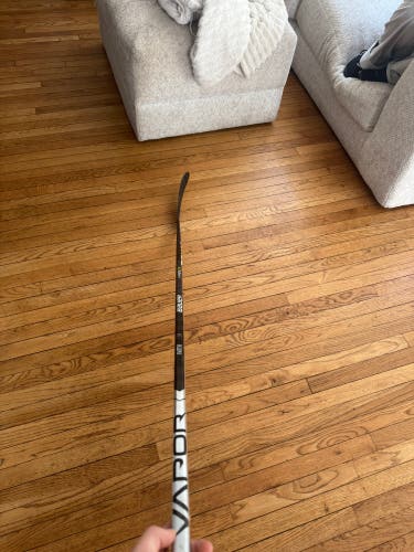 Senior Bauer Vapor Hyperlite Left Hand Hockey Stick P28 Pro Stock (Used)