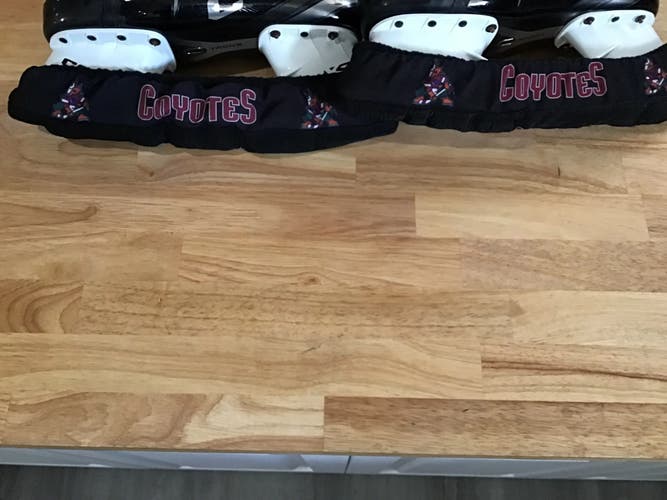 New Arizona coyotes lowry sports skate soakers