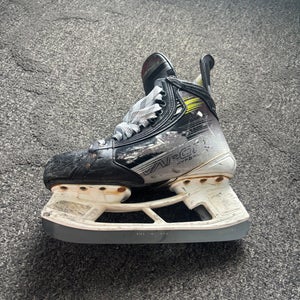 Bauer Vapor Hyperlite 2 Hockey Skates Regular Width 7.5 (Used)