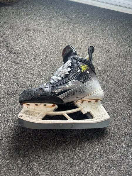 Bauer Vapor Hyperlite 2 Hockey Skates Regular Width 7.5 (Used)
