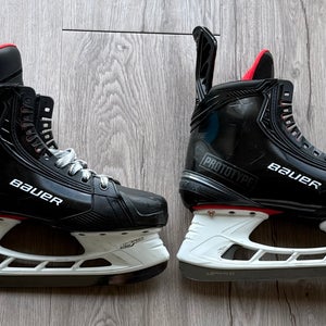Bauer Vapor Hyperlite Hockey Skates 10 (Used)
