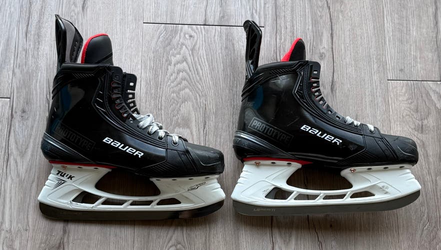 Bauer Vapor Hyperlite Hockey Skates 10 (Used)