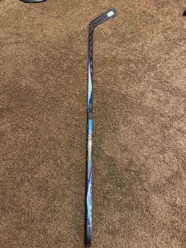 Senior Bauer Vapor FlyLite Right Handed Hockey Stick P28 (New)
