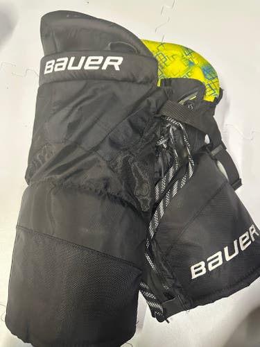 Junior Medium Bauer HP Perf Hockey Pants (Used)