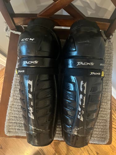 Intermediate CCM Tacks 9550 13" Shin Pads (Used)