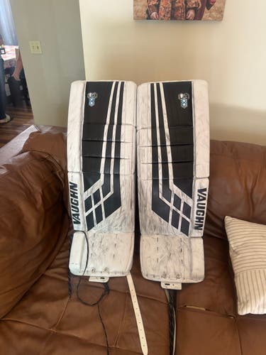 32" Vaughn Velocity VE8 Goalie Leg Pads (Used)