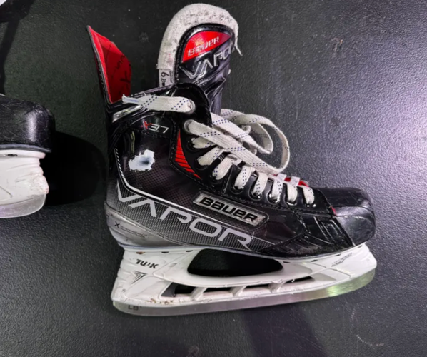 Bauer Vapor X3.7 Hockey Skates Regular Width Size 6.5 (Used)