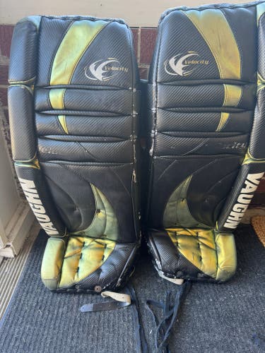 34" Vaughn Velocity 7000 Goalie Leg Pads (Used)