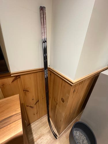 2-pack Senior Bauer Vapor League Right Handed Hockey Stick P28 (Used)