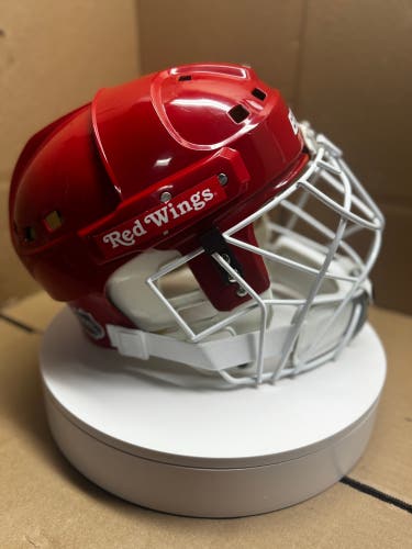VINTAGE CHRIS OSGOOD DETROIT REDWINGS COOPER / BAUER SK2000 LARGE RED HELMET GOALIE COMBO