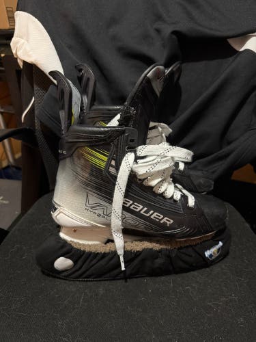 2024 Bauer Vapor Hyperlite 2 Hockey Skates 8.5 (Used)